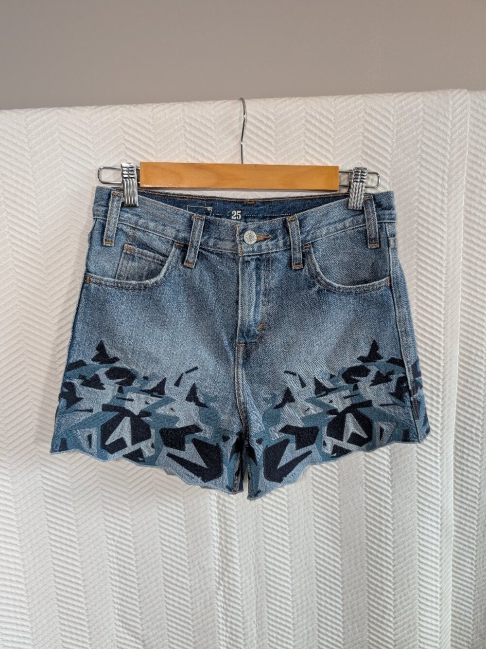 Levi’s Denim Embroidered Shorts Zig‑Zag Embroidered Hem Blue Jean Size 25 Boho